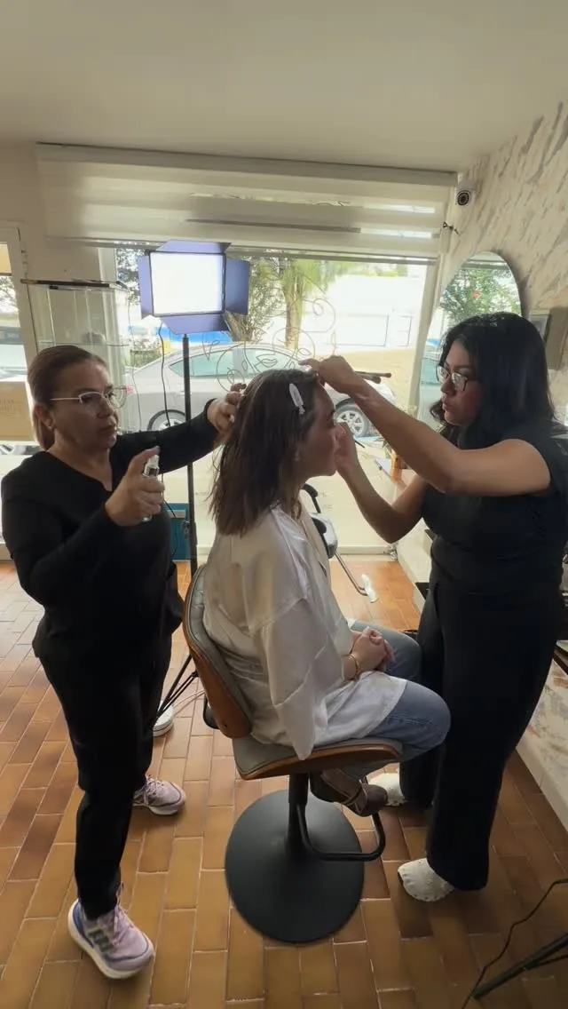 El equipo del estudio maquilla y peina a una novia en su prueba